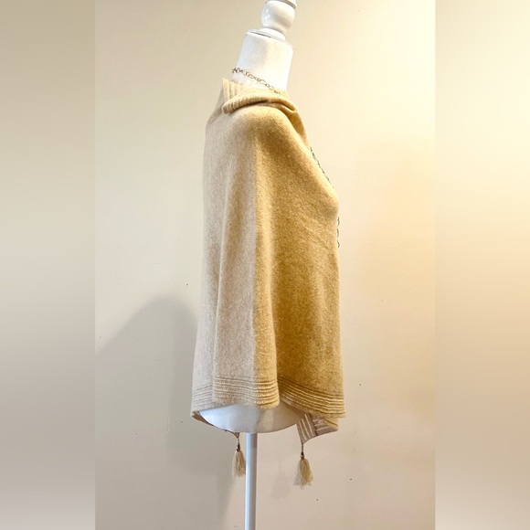 Lilly Pulitzer 100% Cashmere creamy tan wrap w/ delicate detail edging 1 Sz.NWOT - Picture 4 of 8